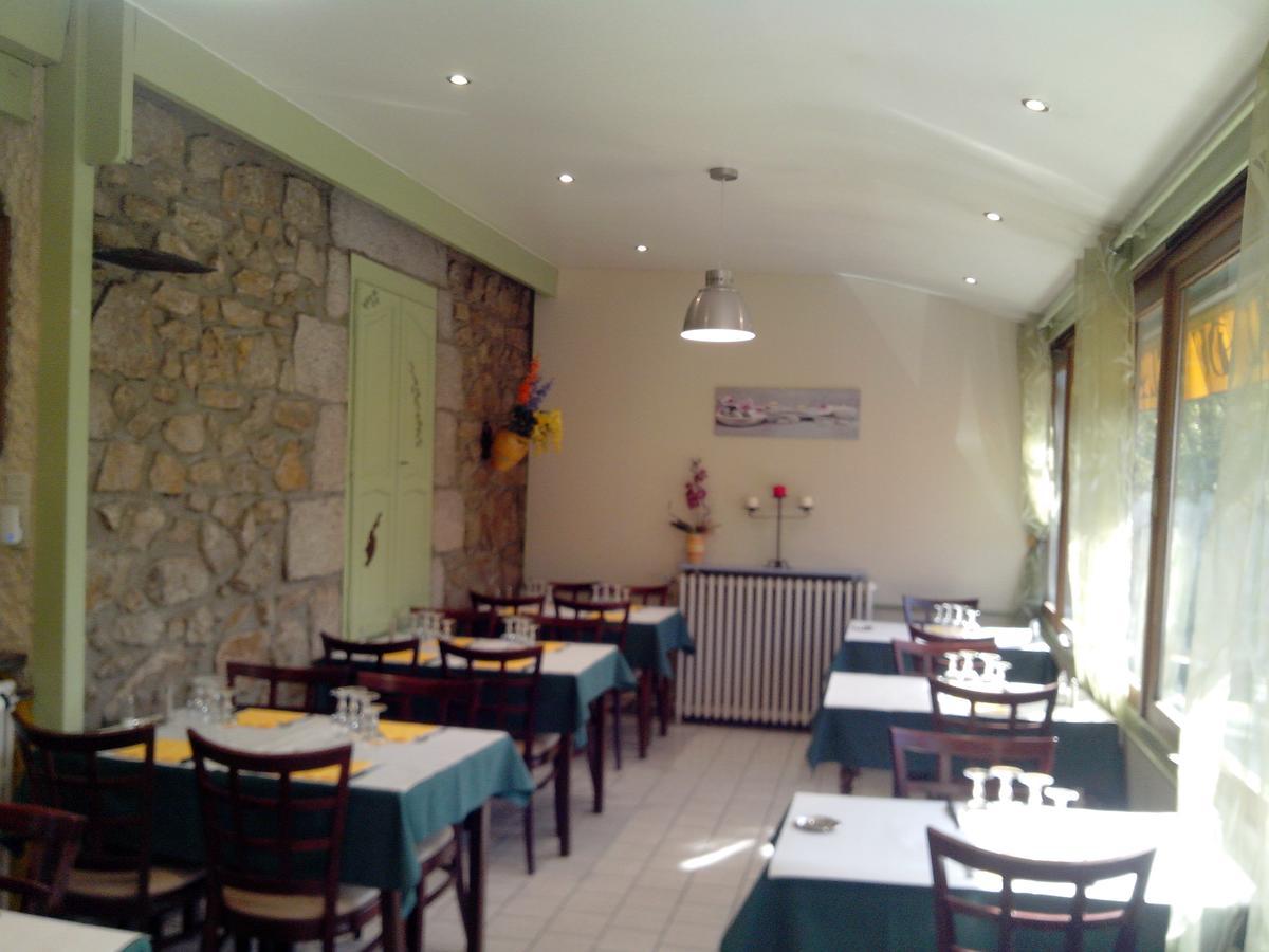 Hotel Restaurant Du Velay Le Chambon-sur-Lignon Exterior foto