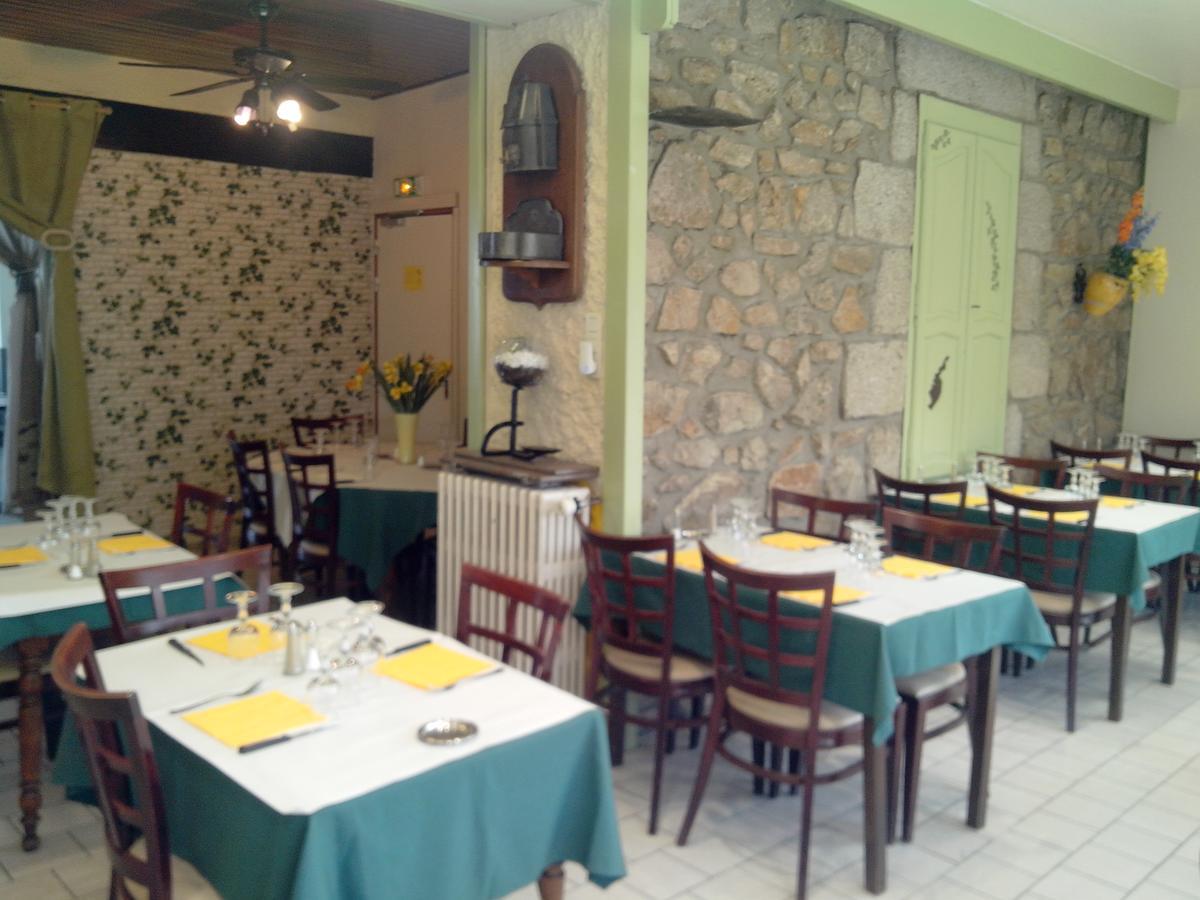 Hotel Restaurant Du Velay Le Chambon-sur-Lignon Exterior foto